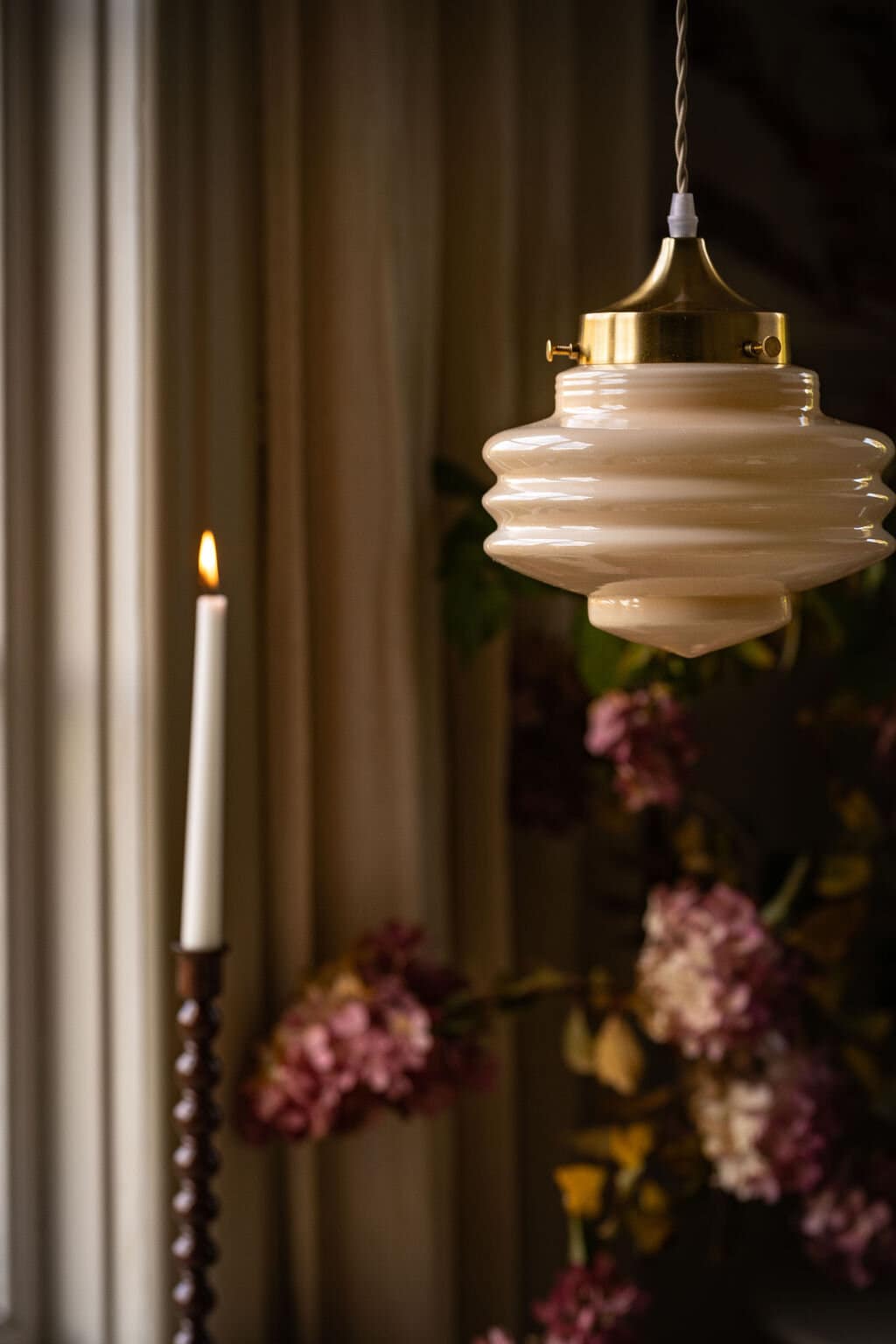 Pendant Lamp Valter w. Twisted Cord Brass/Opal Beige