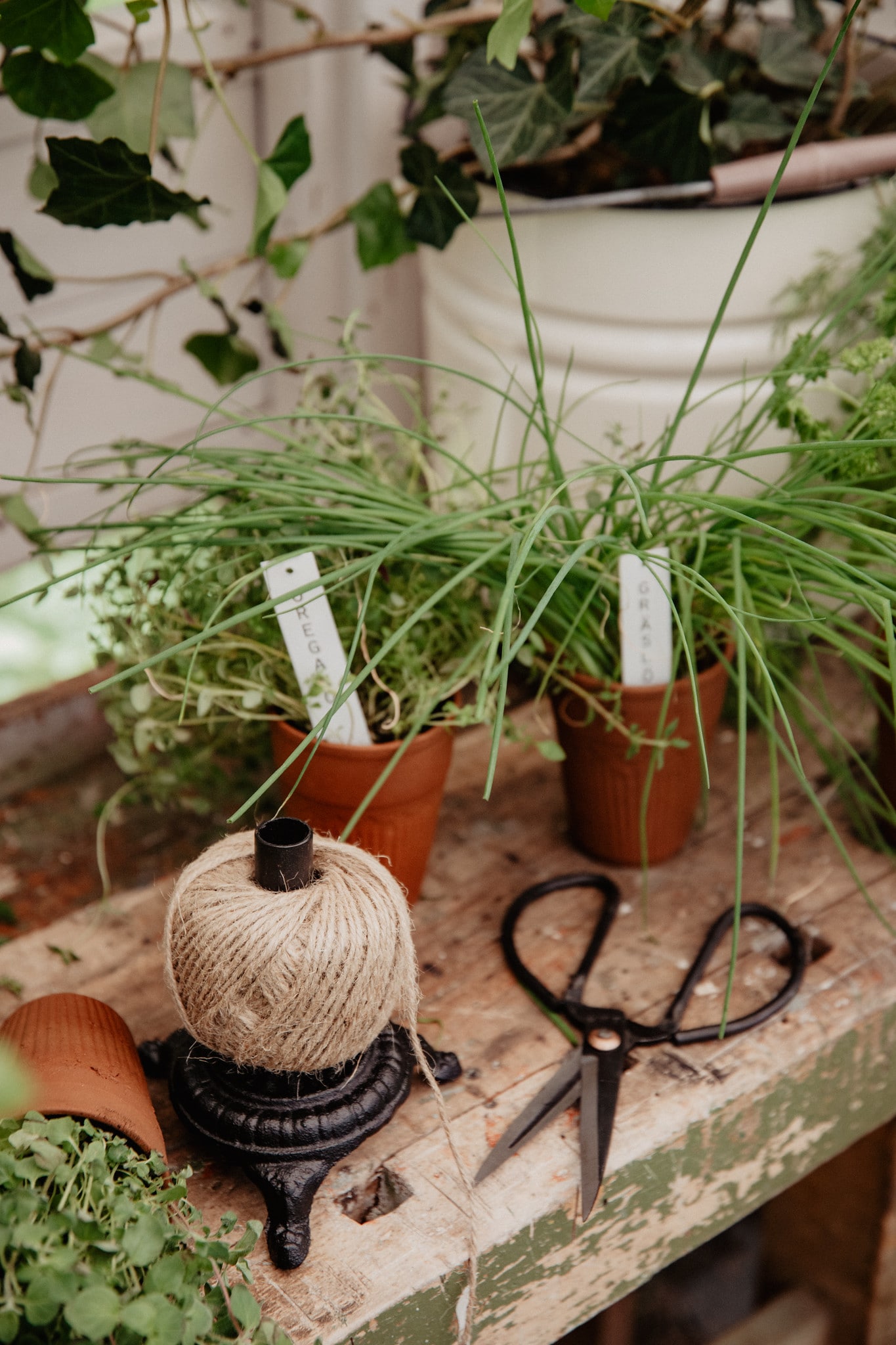 Twine Holder Iron w. Scissors