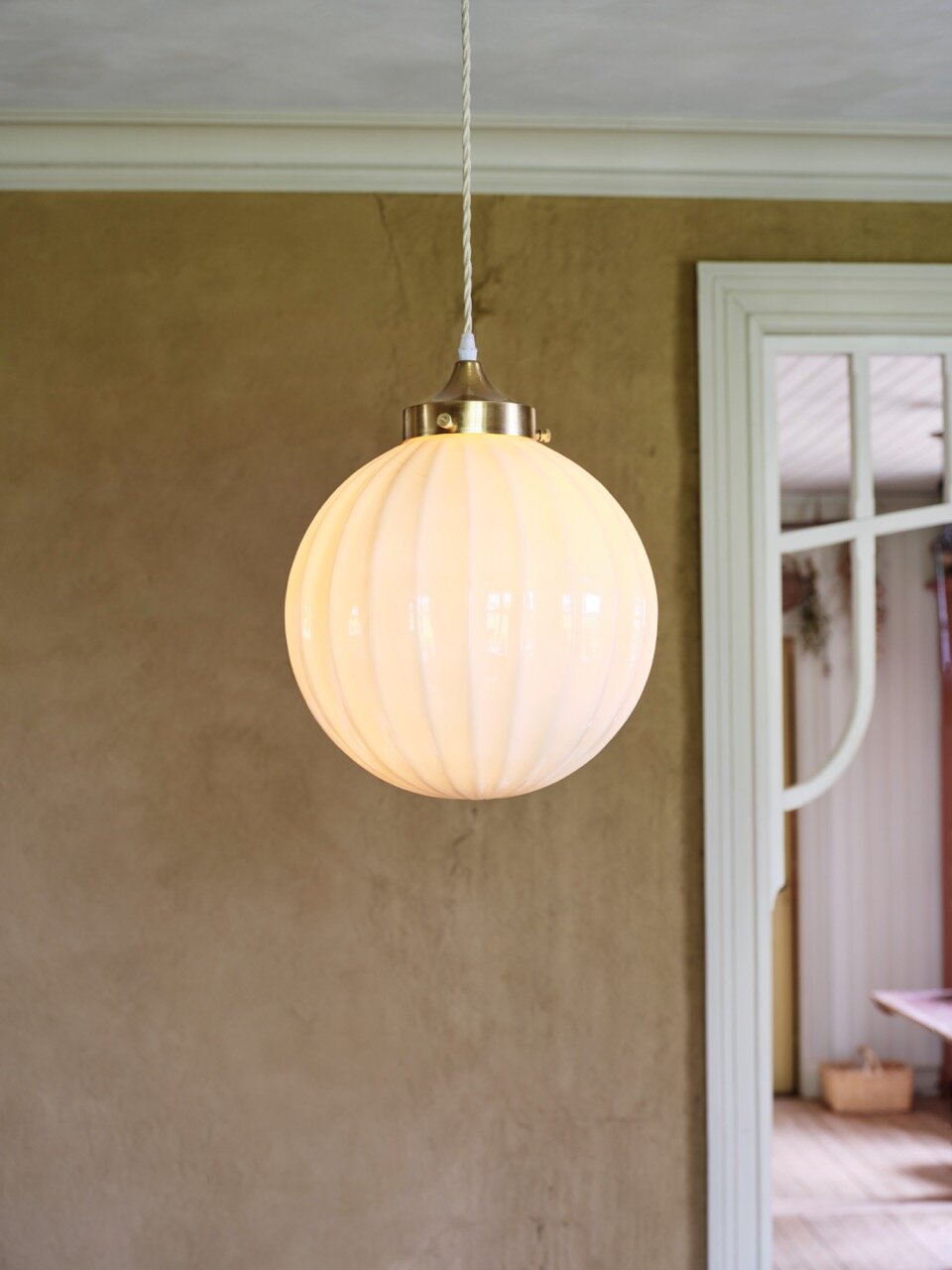 Pendant Lamp Marit w. Twisted Cord Brass/Opal Beige Large